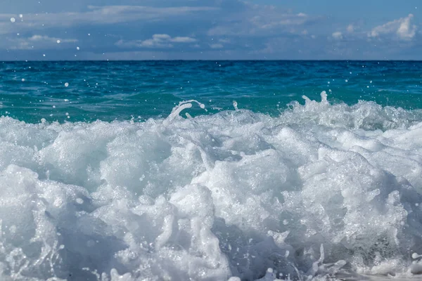 Ondes Brillantes Éclaboussent Gouttes Mousse Blanche Mer Bleue Vive Nuages — Photo