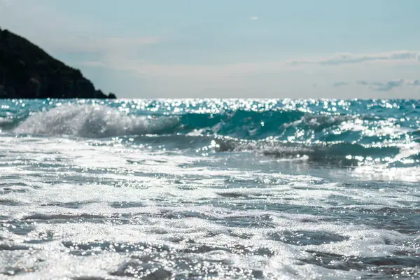 Brillant Sur Les Vagues Soleil Éclaboussent Mousse Blanche Côte Mer — Photo