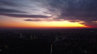 Gökyüzü canlı günbatımı şehir manzaralı destansı bulutlar. Kharkiv şehri, Pavlove direği. Akşamları trafik ışıkları altında araba ve binaları olan yerleşim bölgesi sokakları