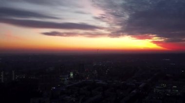 Hava rengarenk günbatımı destansı gökyüzü manzaralı panoramik manzara. Kharkiv şehir merkezi, Pavlove direği, botanik bahçesi. İkametgah sokakları ve akşam ışığında binalar