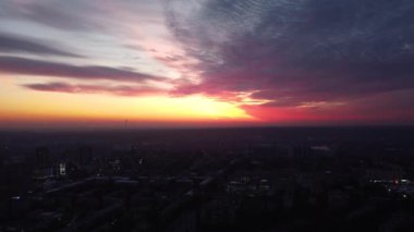 Destansı canlı bulut manzaralı, canlı günbatımı şehrinin üzerinde uçuyor. Akşam Kharkiv şehri, Pavlove sırık yerleşim bölgesi sokakları akşam ışıkları aydınlatmalı