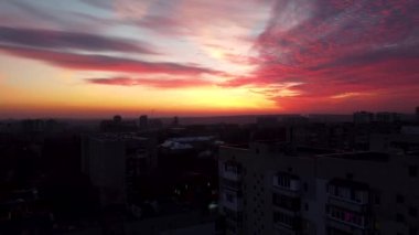 Gökyüzü destansı güneşli, canlı günbatımını seyrediyor. Kharkiv şehir merkezi, Pavlove sırıkla yerleşim bölgesi sokakları akşam ışığında