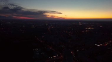 Destansı gökyüzü manzaralı, hava manzaralı renkli gün batımı. Kharkiv şehri, eğlence parkı, Pavlove sırıklı yerleşim bölgesi sokakları.