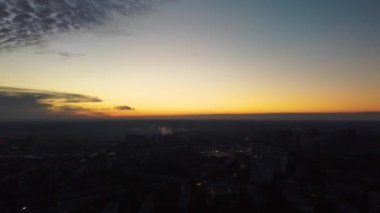 Kharkiv şehrinin Pavlove Pole bölgesinin üstündeki hava batımı uçuşu. Ufukta bulutlu gökyüzü olan gri çok katlı binalar