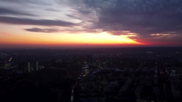 壮大な雲と空中鮮やかなカラフルな夕日の街の景色 ハリコフ市内中心部パヴラブ ポール 夜光の中で車や建物を運転する住宅街 — ストック動画