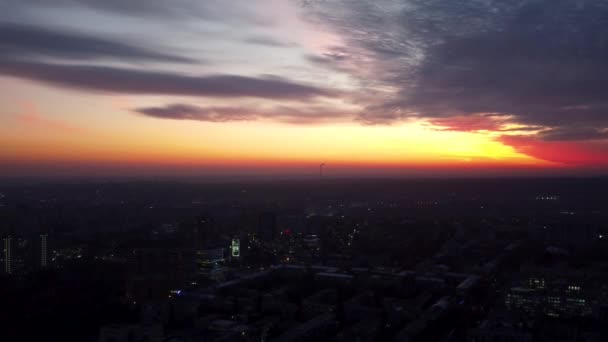 壮大な空と空中鮮やかなカラフルな夕日のパノラマビュー ハリコフ市内中心部パヴラブ ポール植物園 夜光の住宅街や建物 — ストック動画