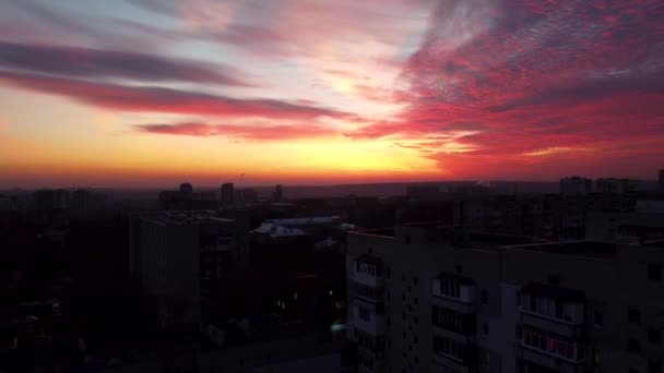 壮大な晴れた空と風光明媚な鮮やかな夕日を飛んでいます ハリコフ市内中心部パヴラブポール住宅街夜の光の中 — ストック動画