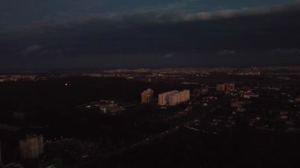 サルジン年の近くの街の中心部の通りを運転車の空中夕景 空からの住宅街パヴラブポールの建物 — ストック動画