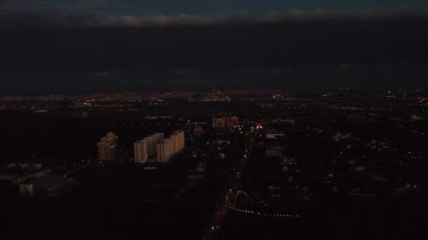 在哈尔科夫市的街道上 从左到右都可以看到空中夜景 在萨尔津亚附近有驾驶汽车和夜灯 住宅区道路两极建筑物夜间乌云密布 — 图库视频影像