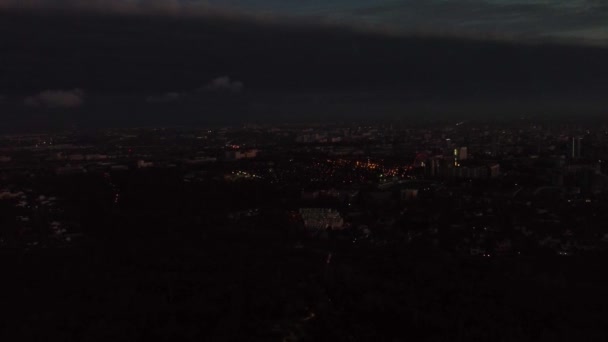 ハリコフ市内の通りや公園では 夜遅くまで夜景を眺めることができます 住宅街パヴラブ暗い重い雲と夜のポールの建物 — ストック動画