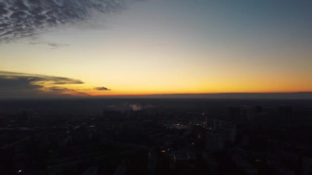 住宅ハリコフ市Pavloveポール地区の上の空中日没の夜のフライト 水平線に風光明媚な曇りの空を持つ灰色の複数階建ての建物 — ストック動画