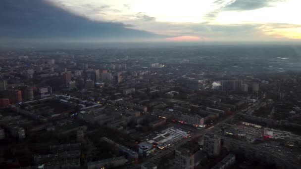 住宅ハリコフ市Pavloveポール地区の上の夕日の夜の街並みで景色を左に航空権 水平線に風光明媚な曇りの空を持つ灰色の複数階建ての建物 — ストック動画