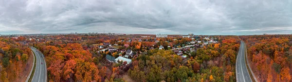 Grand Panorama Aérien Coloré Route Panoramique Dans Quartier Résidentiel Automnal — Photo