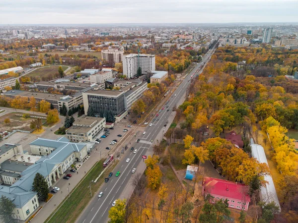 Aerial Street View Autumnal Yellow City Central District Fly Driving — Stockfoto