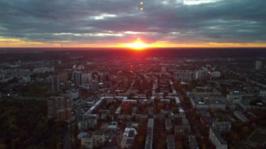 Hava manzaralı şehir manzarası, soldan sağa destansı gökyüzü manzaralı renkli günbatımı. Kharkiv şehir merkezi, Pavlove direği yerleşim bölgesi sokakları ve akşam ışığında binalar