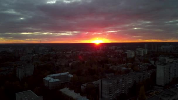 ハリコフ市内中心部 パヴラブポール住宅街の建物の後ろに飛んでいきます 夜の街や建物 空中風光明媚な街並み カラフルな夕日 — ストック動画