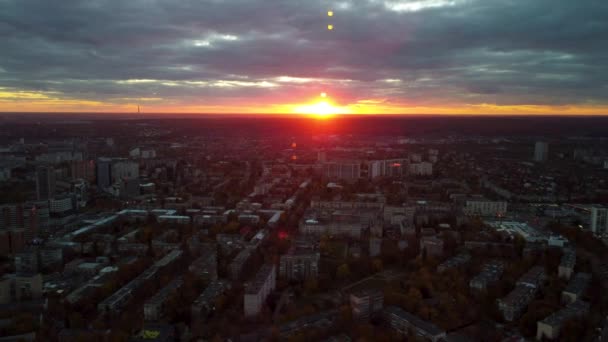 空中風光明媚な街並み 壮大な空とカラフルな夕日のスピードアップ映像ビュー ハリコフ市内中心部 パヴラブポール住宅街や夜の光の中で建物 — ストック動画