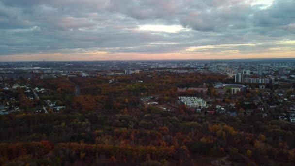 Lot Lotniczy Przodu Nagrania Jesiennych Malowniczych Zachmurzeń Słońca Centrum Charkowa — Wideo stockowe