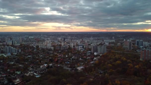 壮大な雲のある秋の都市公園の日没の景色の周りの航空便 植物園とハリコフ市内中心部 住宅街の建物や車の夜の光の中でNauky Ave運転 — ストック動画