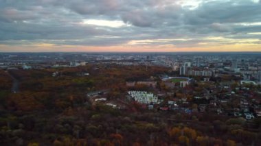 Kharkiv şehir merkezindeki manzaralı bulutların soldan sağa hava panoramik görüntüsü, kültür ve eğlence için Gorky Central Park, akşam ışığında yerleşim bölgesi sokakları
