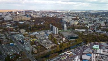 Ukrayna 'nın Kharkiv ilçesindeki Lopan nehrinin yakınına park et. Şelale merdivenleri, turistik yerler, Shevchenko Şehir Bahçesi, modern binalar ve bulutlu gökyüzü.