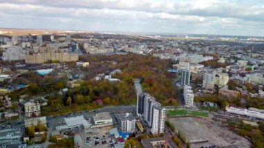 Ukrayna 'nın Harkiv kentindeki Speeup yüksek sonbahar şehri Central Park' ı. Çeşmeli merdivenler, turistik yerler, Shevchenko Şehir Bahçesi, modern binalar ve manzaralı gökyüzü.