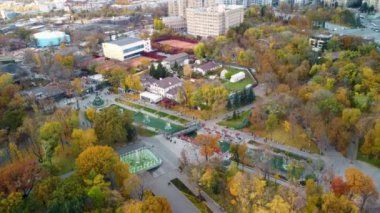Shevchenko Şehir Bahçesi 'nde saat yönünün tersine canlı bir sonbahar havası ve çeşmeler. Central Park 'ta turistik eğlence, Kharkiv, Ukrayna' da çatı