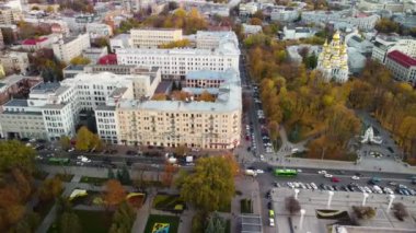 Kharkiv şehir merkezindeki Sumska caddesindeki hava sonbahar turistik yerleri. Ayna Akıntısı, Kutsal Myrrh-Taşıyıcı Kadınlar Kilisesi, eğlence alanı, Ukrayna 'da park çatısı