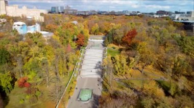 Çeşmeli, güneşli sonbahar merdivenleri. Shevchenko Şehir Bahçesi 'nde modern binalar ve gökyüzü manzaralı turistik bir yer. Ukrayna, Kharkiv 'deki Central Park çatısı