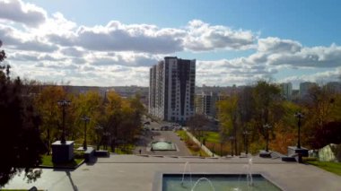 Şevçenko Şehir Bahçesi 'nde modern konut binaları, sokak trafiği ve manzaralı gökyüzü olan şelale turistik merdiveni. Ukrayna, Kharkiv 'deki şehir merkezi parkı