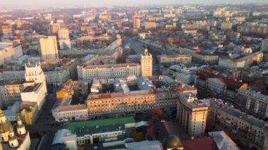 Ukrayna 'nın Harkiv kentindeki şehir merkezinin çatısı, Podil bölgesinin üstündeki güneşli şehir havacılık uçuşu