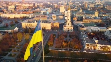 Ukrayna bayrağı, sonbahar destansı günbatımı güneşli şehir manzarası Lopan ırmağına yakın şehir havası, Kharkiv, Ukrayna 'daki Dormition Katedrali.
