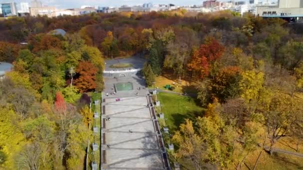 Clockwise Aerial View Vibrant Autumn Cascade Stairs Fountain Tourist Attraction — Stock Video