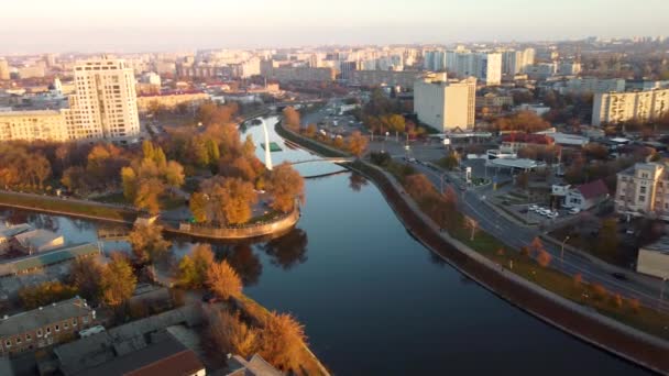 Πόλη Φθινόπωρο Ηλιόλουστη Εναέρια Πλάνα Γέφυρα Κατά Μήκος Των Ποταμών — Αρχείο Βίντεο