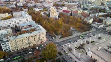 Kharkiv, Ukrayna - 20 Ekim 2021: Şehir merkezindeki Sumska caddesinde altın kubbeli, sonbahar turistik merkezli Ayna Akımı ve Kilisesi hakkında havadan görüş. Eğlence alanı, park ve çatı manzarası