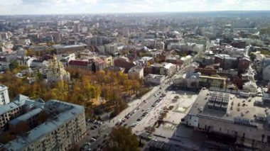 Kharkiv, Ukrayna - 20 Ekim 2021: Gökyüzü Aynası Akımı ve Altın Kubbeli Kilise, Sumska caddesindeki sonbahar turistik merkezleri. Eğlence alanı, park ve çatı manzarası