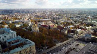 Kharkiv, Ukrayna - 20 Ekim 2021: Kharkiv şehir merkezindeki Sumska caddesinde sonbahar turistik merkezleri. Ayna Akıntısı, Altın Kubbeli Kilise, Eğlence Alanı, Park ve Manzara çatısı