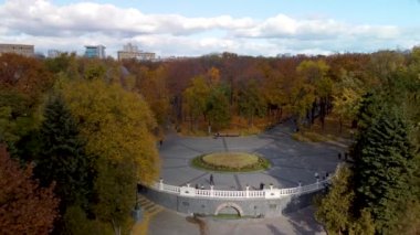 Kharkiv, Ukrayna - 20 Ekim 2021: Çeşmeli Sonbahar Merdivenleri. Shevchenko Şehir Bahçesi 'nde modern konut binaları olan turistik bir yer. Şehir merkezi parkı ve çatı manzarası
