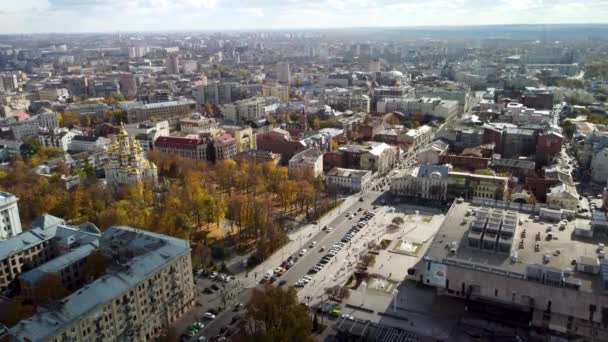 Kharkiv Oekraïne Oktober 2021 Luchtspiegelstroom Kerk Met Gouden Koepel Herfst — Stockvideo