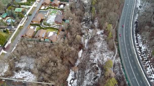 Voler au-dessus de la rue de la ville, quartier résidentiel en hiver — Video