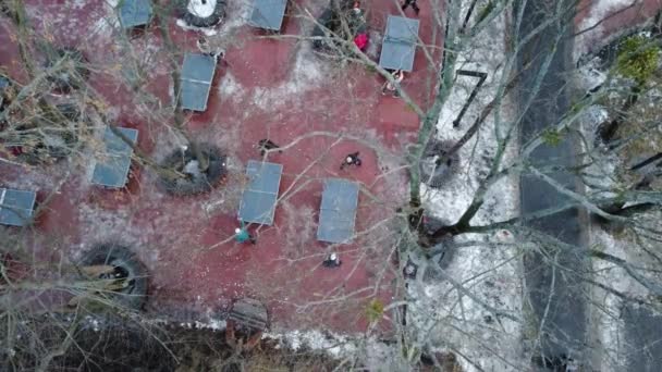 Antenn bordtennis utomhus lekplats på vintern — Stockvideo