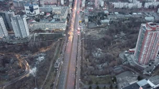 Légi szürke téli város esti utcai lámpákkal — Stock videók