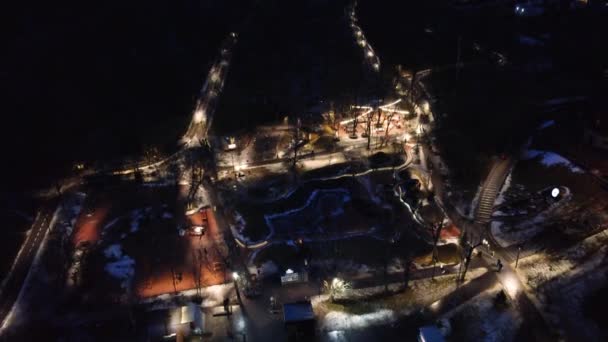 Вигляд з повітря на майданчик для нічного відпочинку в Харкові. — стокове відео