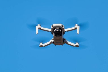 Kharkiv, Ukrayna - 6 Mart 2021: Dji Maviç Mini 2 İHA, güneşli gün ışığında uçuyor. Açık mavi gökyüzü arka planında gezinen yeni kuadkopter aygıtı