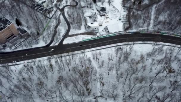 Kış Karlı Yol Kıvrımlarının Üzerinde Karla Kaplı Şehir Parkıyla Çevrili — Stok video