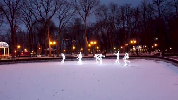 Voe Para Frente Para Decorações Inverno Patinando Figuras Leves Lago — Vídeo de Stock