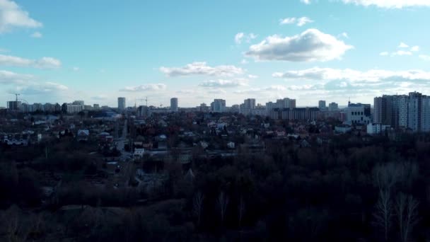 哈尔科夫市中心的树顶空中景观 有多层建筑和多彩多姿的云天 — 图库视频影像