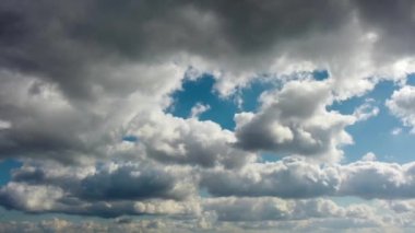 Hareket eden beyaz bulutlu manzara. Yüksek manzaralı bulutlu mavi cennet görüntüleri