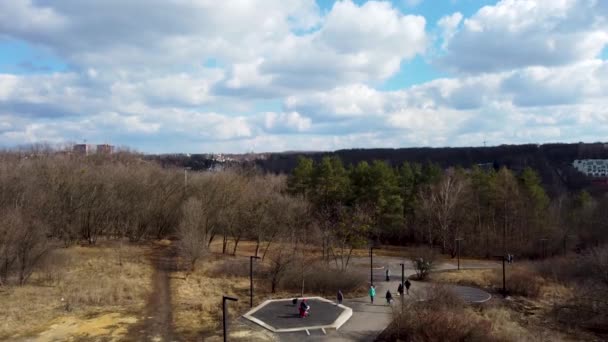 Повітряний Вид Міський Парк Саржин Стежить Людьми Ранньої Весни Високо — стокове відео