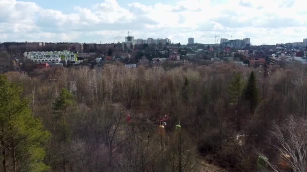 Luchtfoto Gekleurde Cabines Het Vroege Voorjaar Stadspark Hoog Bomen Vervoer — Stockvideo